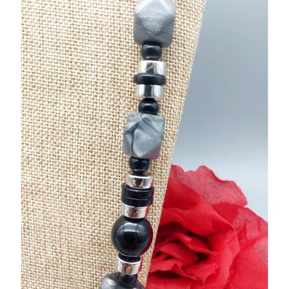 Trifari Beaded Strand Necklace Black Gray Silver Tone Beaded MINT 28" - Picture 5 of 8